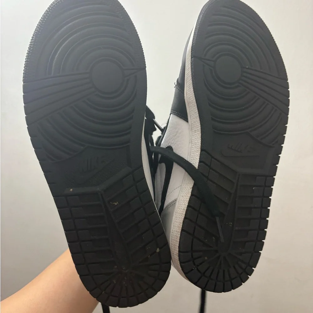 Nike Men's Black and Silver Sneakers - Picture 8 of 9